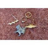9ct gold Edwardian bar brooch, another 9ct gold brooch set with seed pearls, small solitaire ring, a