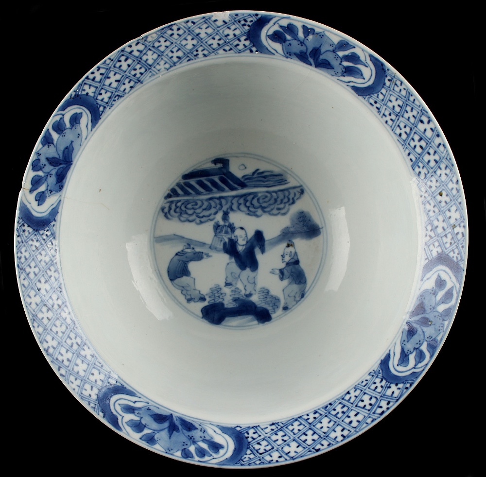 Property of a deceased estate - a Chinese blue & white klapmuts bowl, painted with alternating - Image 3 of 3