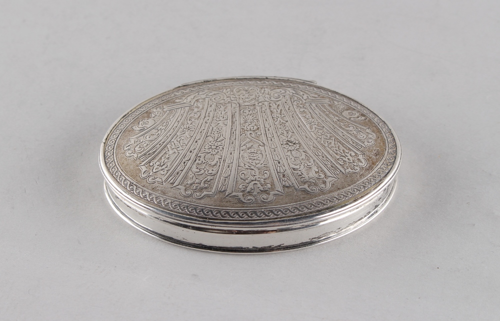 Property of a lady - a late 17th / early 18th century silver oval snuff box, the cover with 'stand-