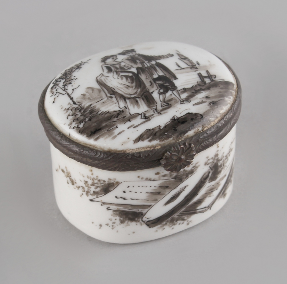 Property of a lady - a small French porcelain pill box painted en grisaille with figures in a