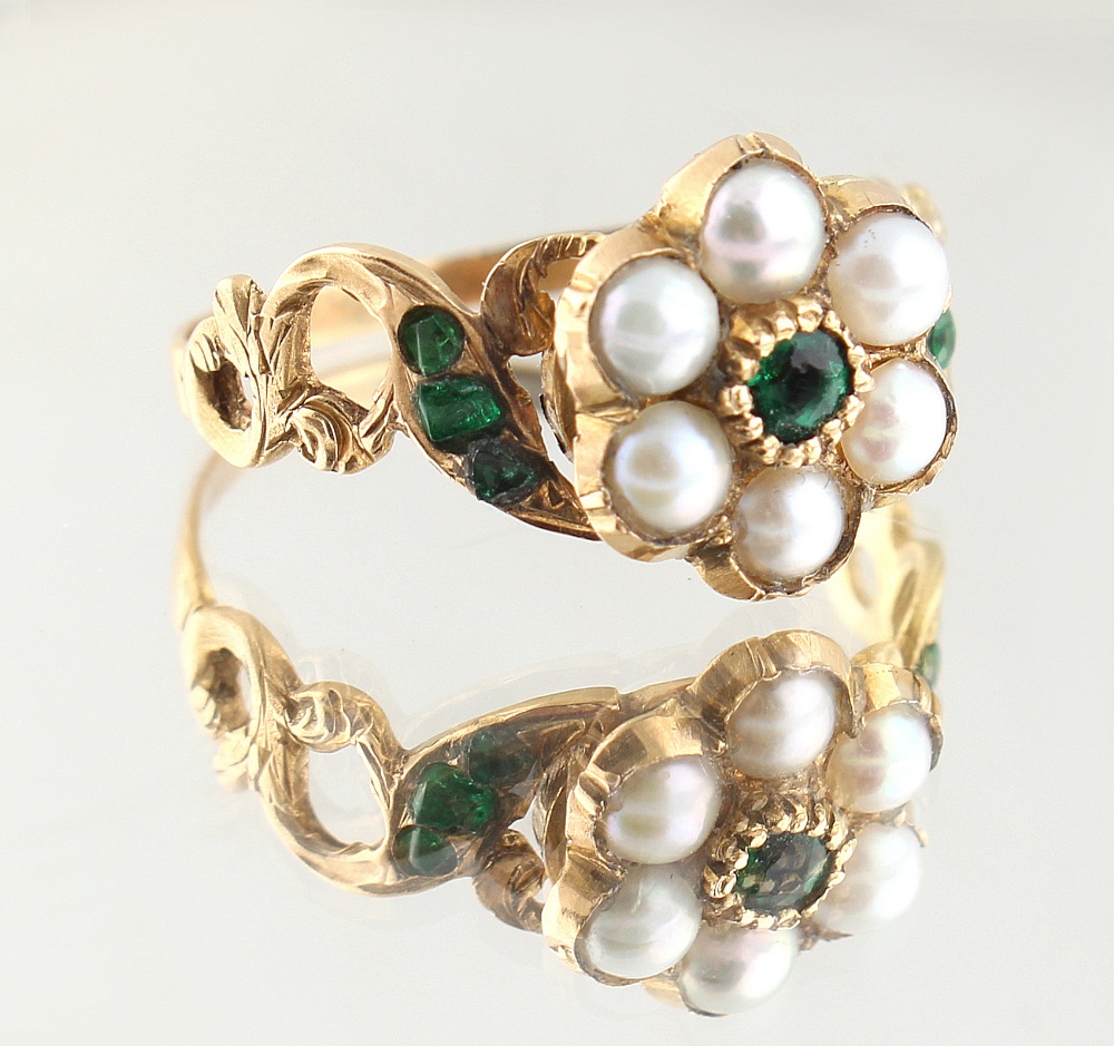 A Georgian emerald & seed pearl flowerhead cluster ring, the pierced scrolling shoulders set with - Image 3 of 3