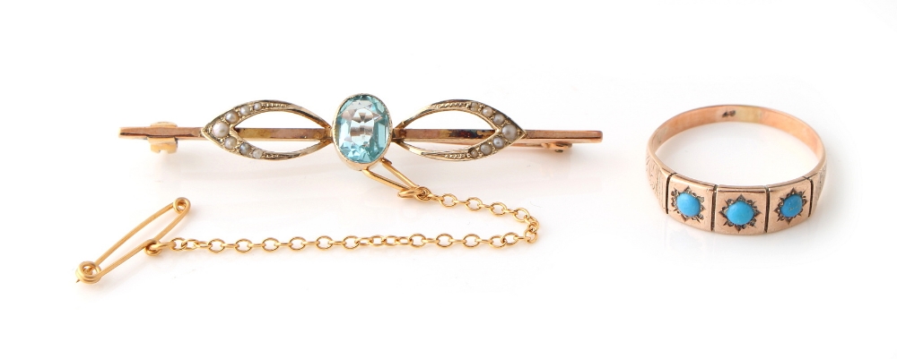 Property of a lady - an early 20th century 9ct yellow gold bar brooch set with an oval cut pale blue