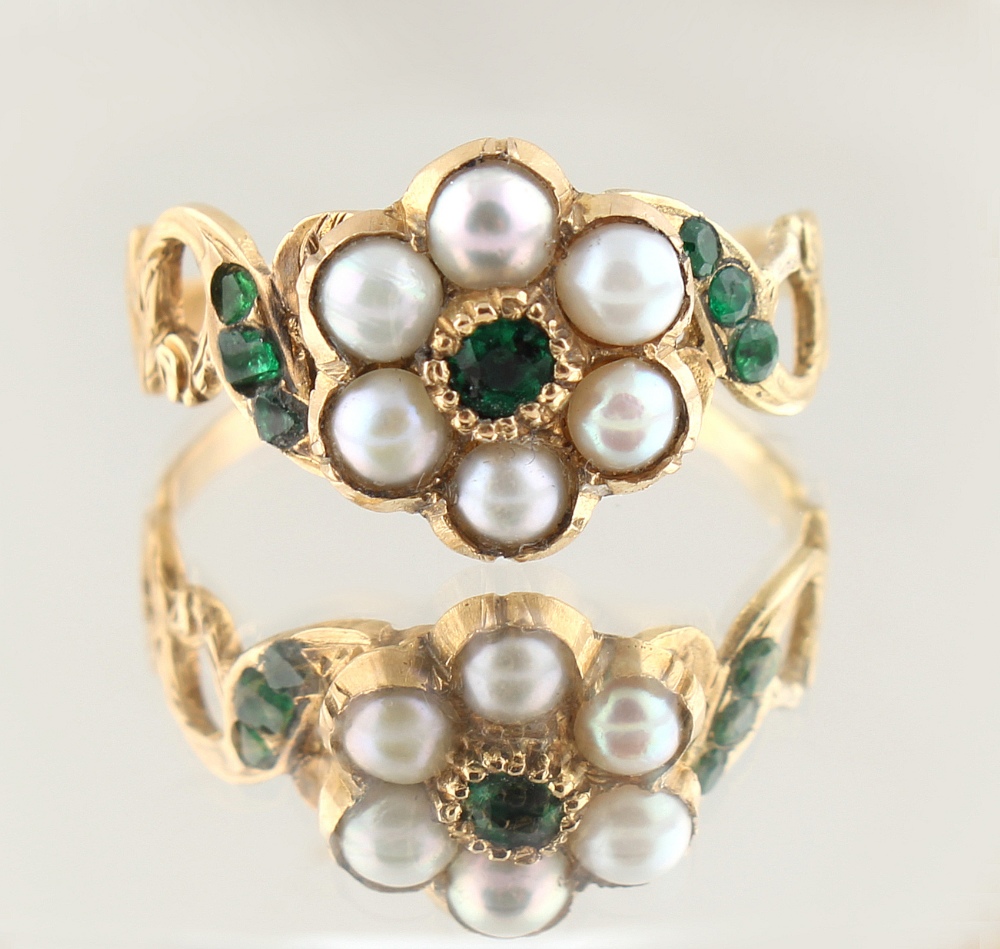 A Georgian emerald & seed pearl flowerhead cluster ring, the pierced scrolling shoulders set with - Image 2 of 3