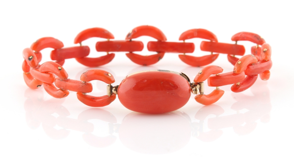 A coral link bracelet, the clasp tongue with French 9ct gold cloverleaf mark, 6.9ins. (17.5cms.) - Image 2 of 2