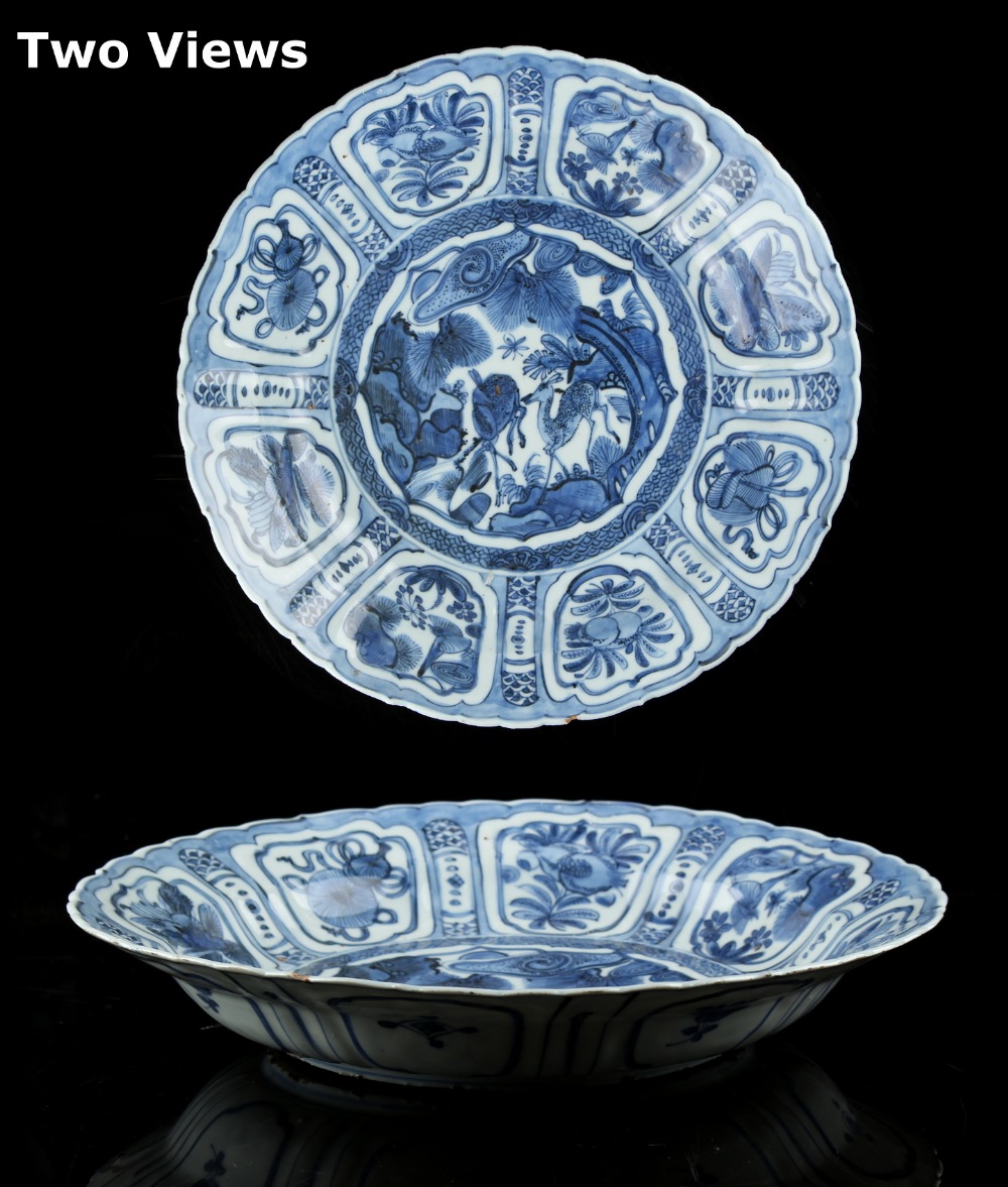 A Chinese blue & white Kraak porcelain shallow dish, Wanli period (1573-1620), painted with deer