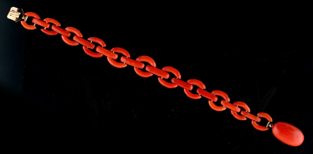 A coral link bracelet, the clasp tongue with French 9ct gold cloverleaf mark, 6.9ins. (17.5cms.)