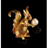 Property of a deceased estate - an 18ct yellow gold squirrel brooch, modelled holding a pearl,
