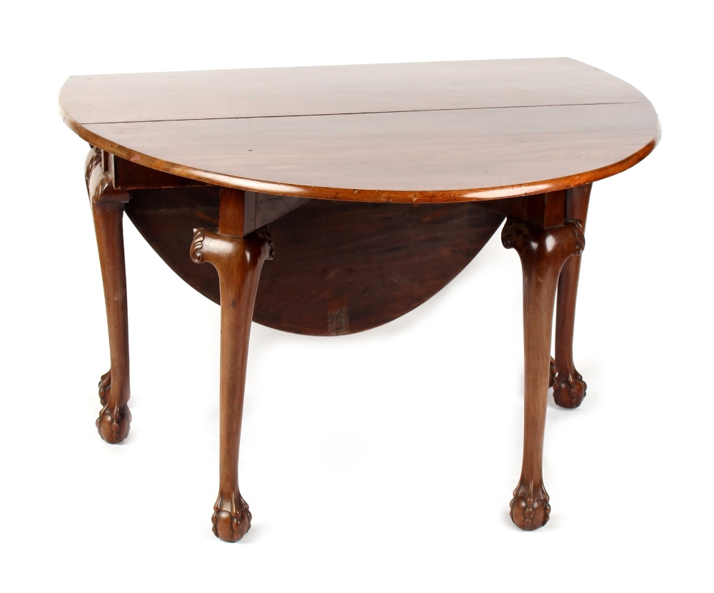 An 18th century George III Irish mahogany oval topped drop-leaf dining table with six carved - Image 2 of 2