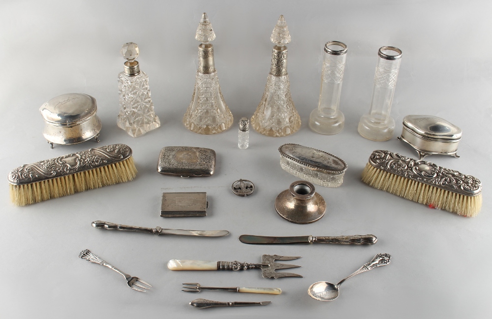 Property of a gentleman - a box containing assorted silver & silver mounted items including a pair