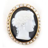 A Victorian unmarked yellow gold black & white cameo brooch with pearl border, with folding