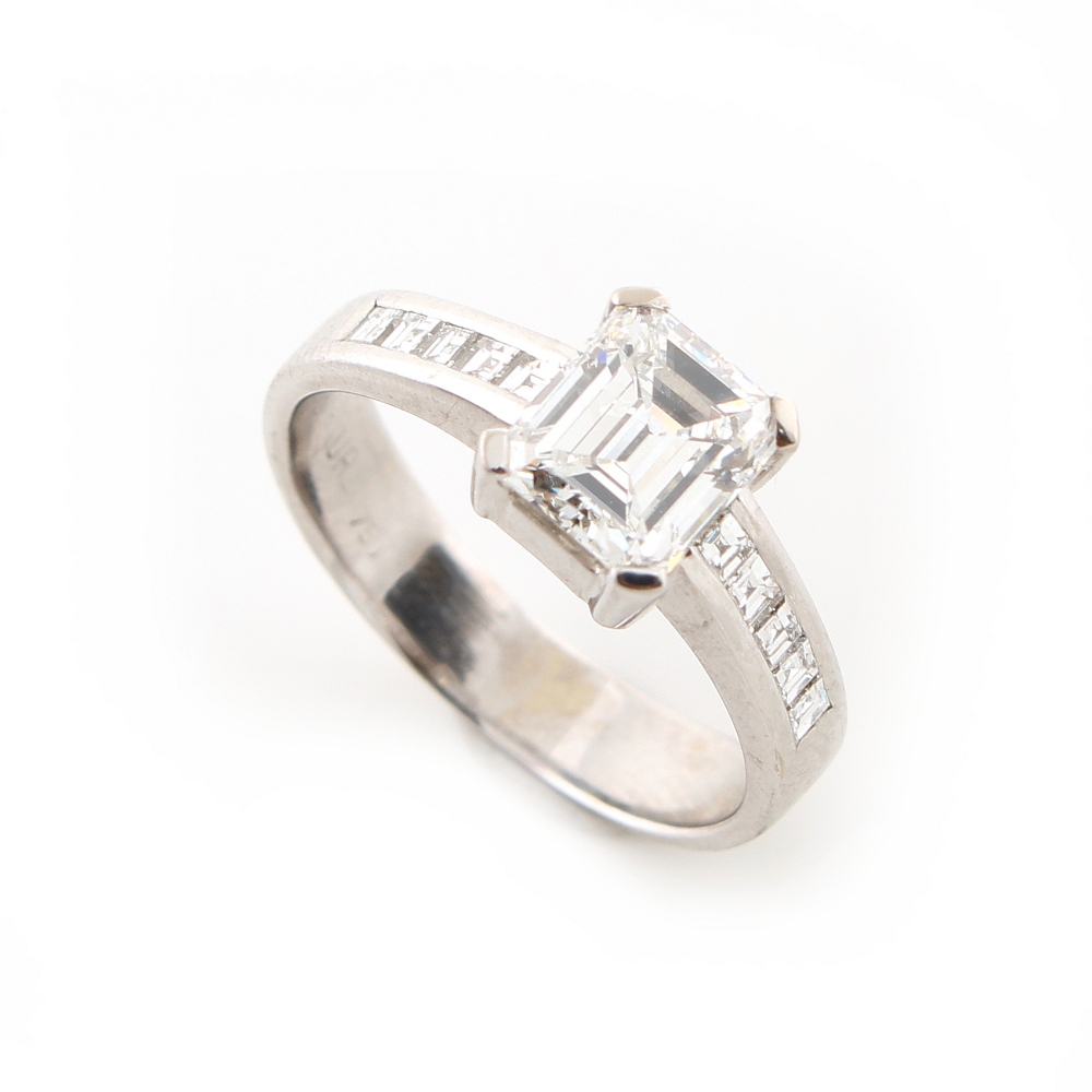 A good & very attractive Art Deco style 18ct white gold diamond single stone ring, the emerald cut