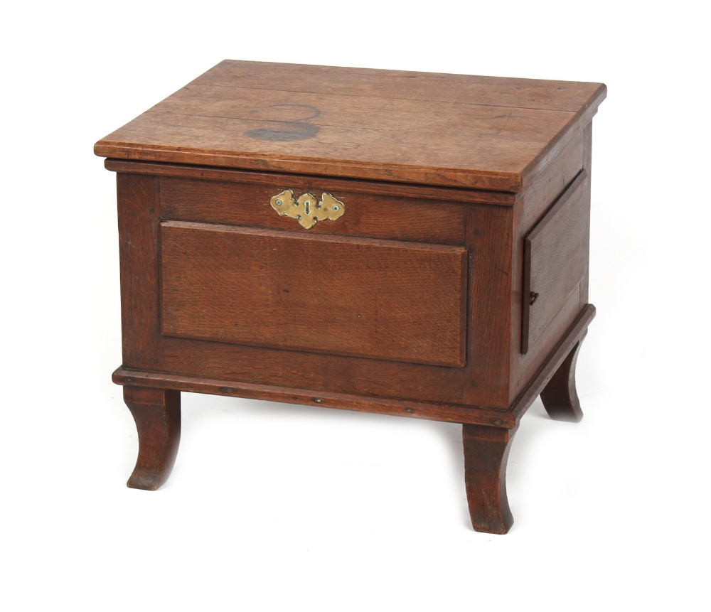 Property of a lady - a George III oak box commode, interior bereft, 19.75ins. (50cms.) wide.