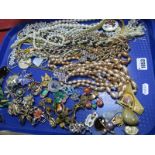 A Mixed Lot of Assorted Costume Jewellery, including imitation pearl necklace, beads, etc;