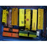 Seventeen Items Bachmann 'HO Gauge USA and Canadian Rolling Stock, unboxed, tankers, box vans,