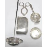 A Georgian Toddy Style Ladle, with lipped oval bowl and twisted handle, an egg topper, tea