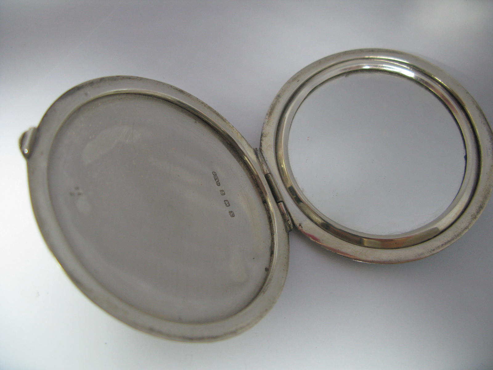 A Hallmarked Silver and Pale Blue Enamel Circular Ladies Compact (lacking puff). - Image 4 of 4