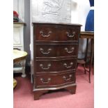 A XX Century Mahogany Serpentine Shaped Chest of Drawers, with a crossband top, four drawers on