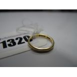A Chester Hallmarked 18ct Gold Wedding Band, (with feint decoration).