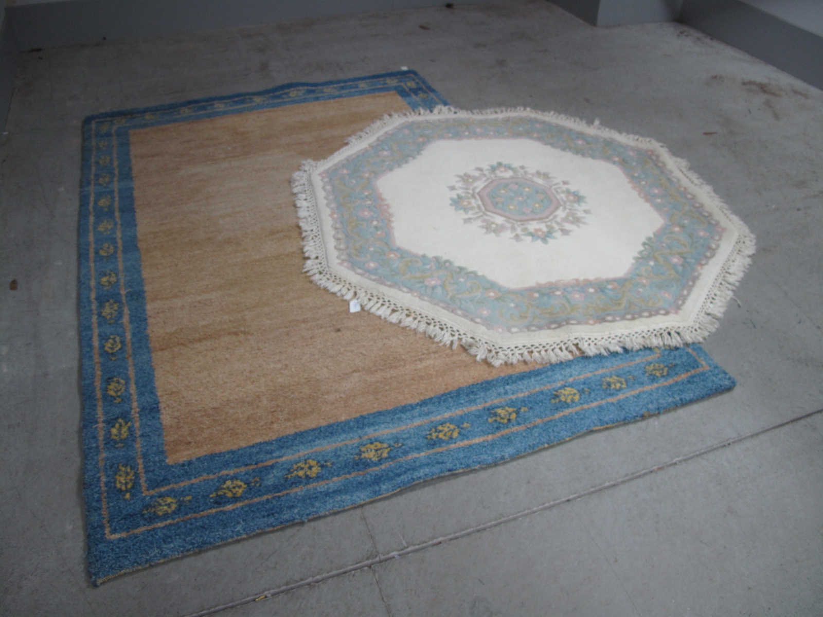 Kayam Indo Gabbeh Wool Rug, with beige centre and blue floral boarder 244 x 168cm minor border