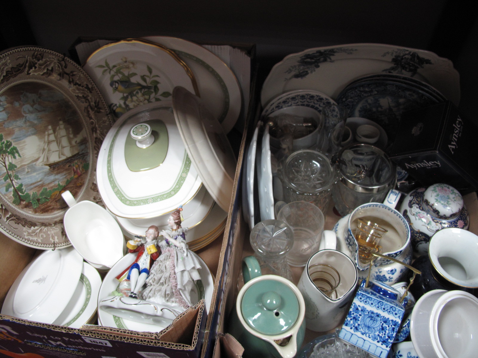 Doulton 'Rondelay' Dinner Service, of twenty seven pieces, Johnson's 'Clipper Ship' charger, Denby