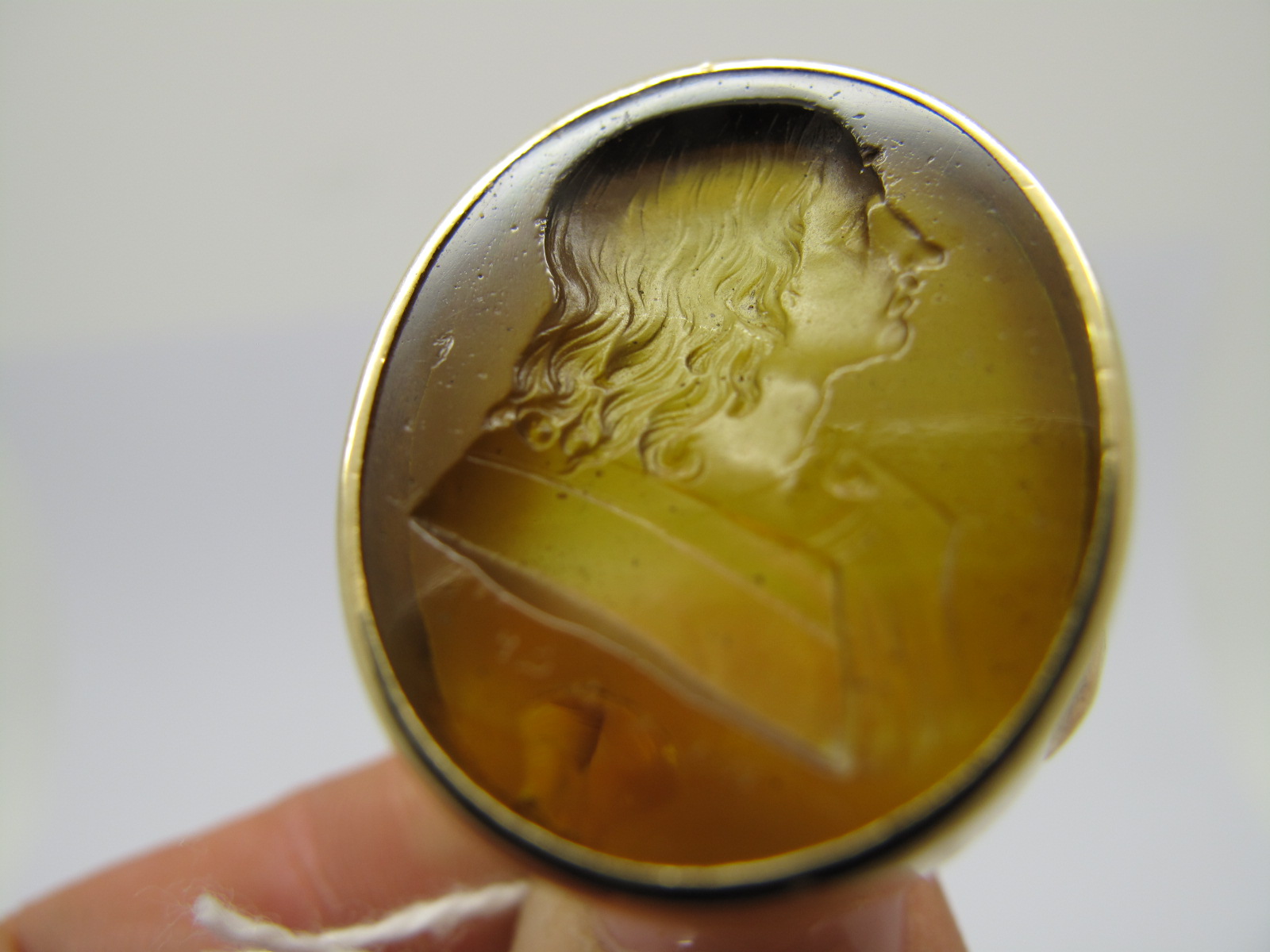 A 9ct Gold Intaglio Cameo Style Gent's Panel Ring, depicting gentleman with long - Image 5 of 9