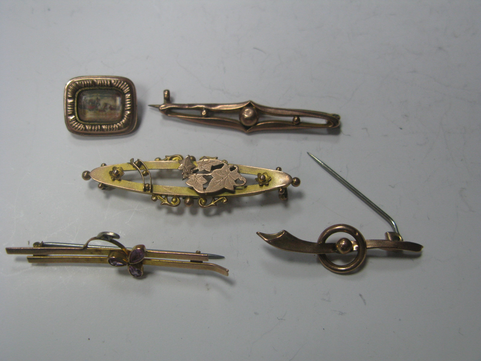 Four Bar Brooches, of various designs (lacking pins/damages), stamped "9ct", another similar. (5)