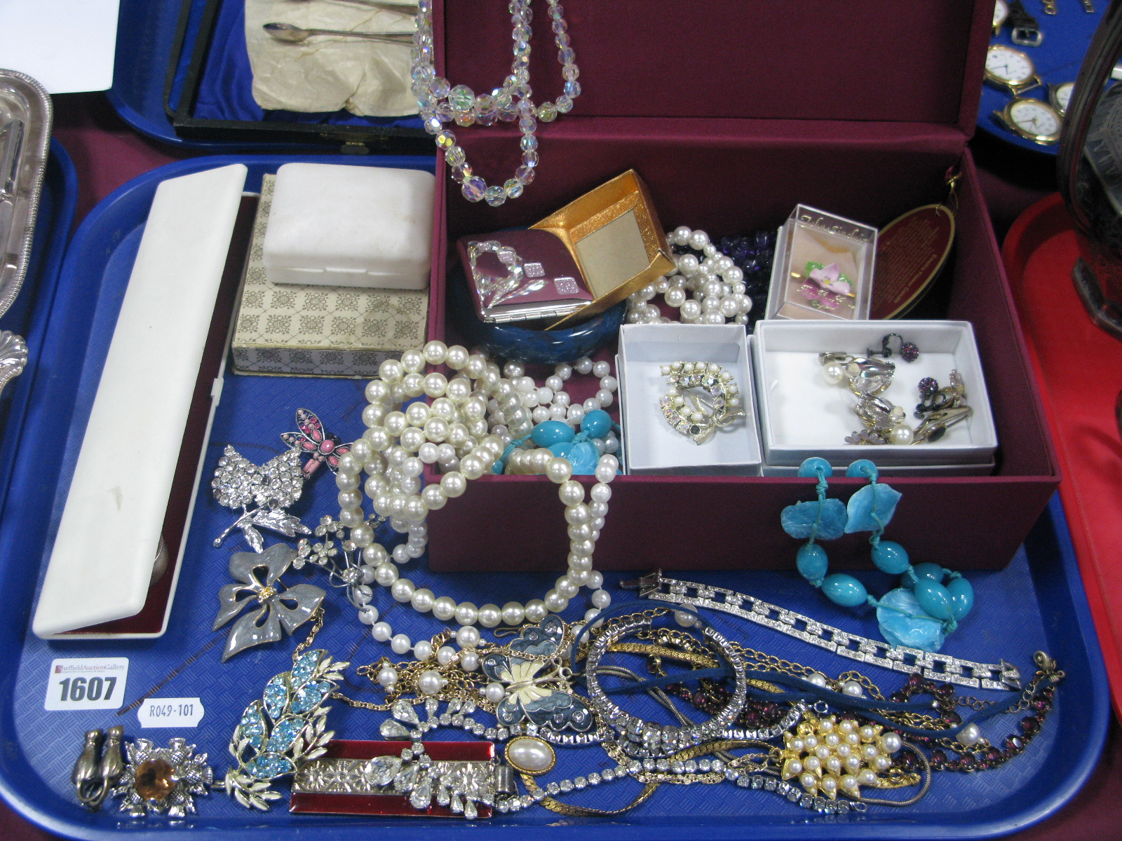 A Mixed Lot of Assorted Costume Jewellery, including brooches, imitation pearl bead necklaces, other