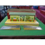 Hornby "O" Gauge/7mm No 3 Station with Ramps, boxed, excellent condition, box very good with split