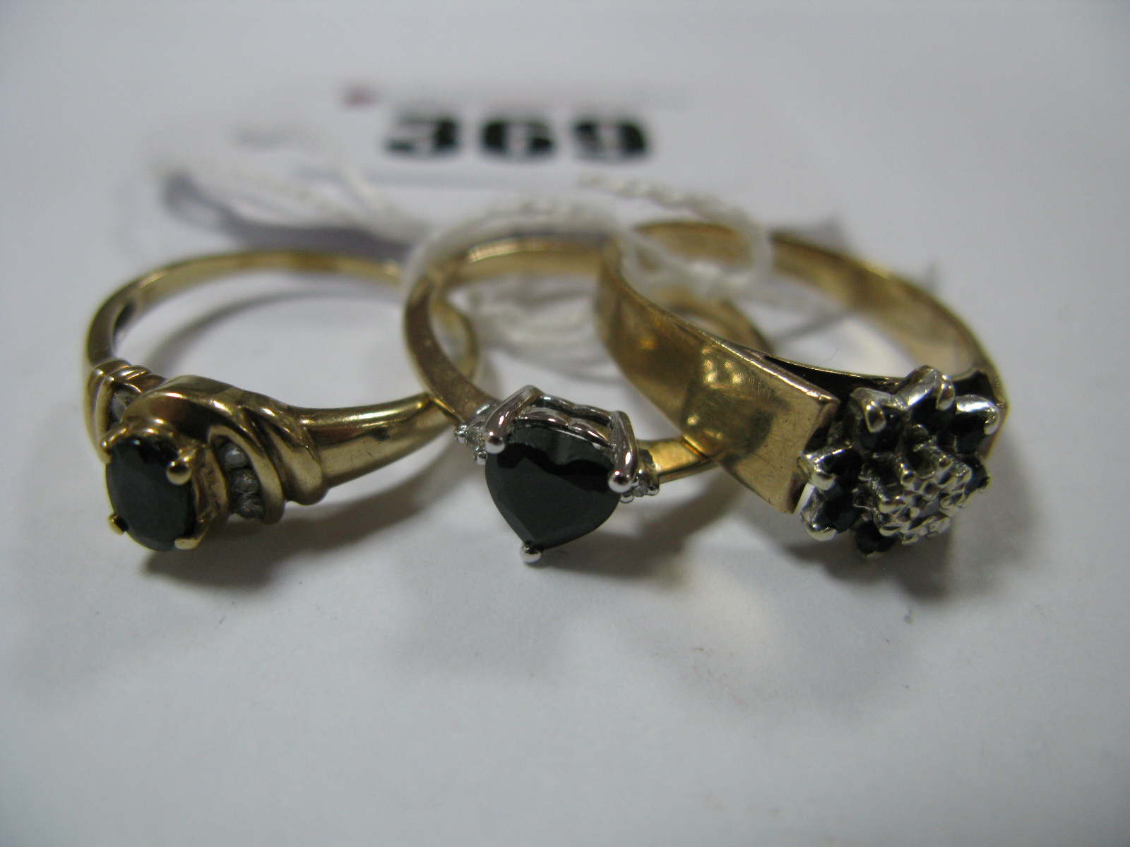 A Modern 9ct Gold Dress Ring, claw set heart shape centre, to inset tapered shoulders, a 9ct gold