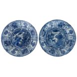 A PAIR OF CHINESE BLUE AND WHITE KRAAK CHARGERS, LATE MING DYNASTY