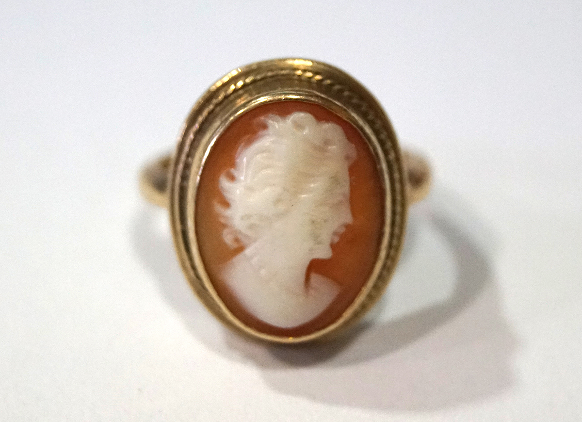 9 CT. GOLD CAMEO RING