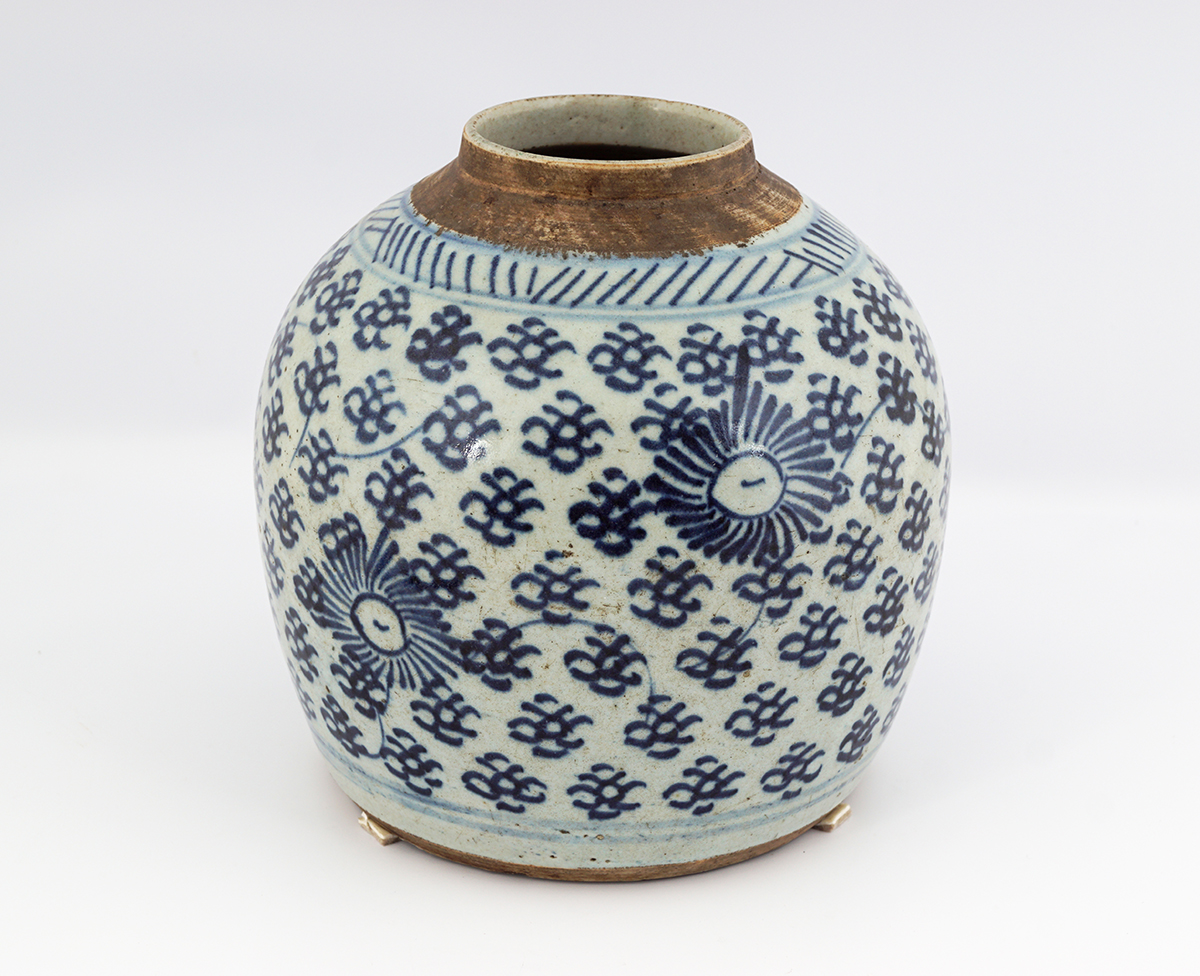 18TH-CENTURY CHINESE BLUE AND WHITE JAR