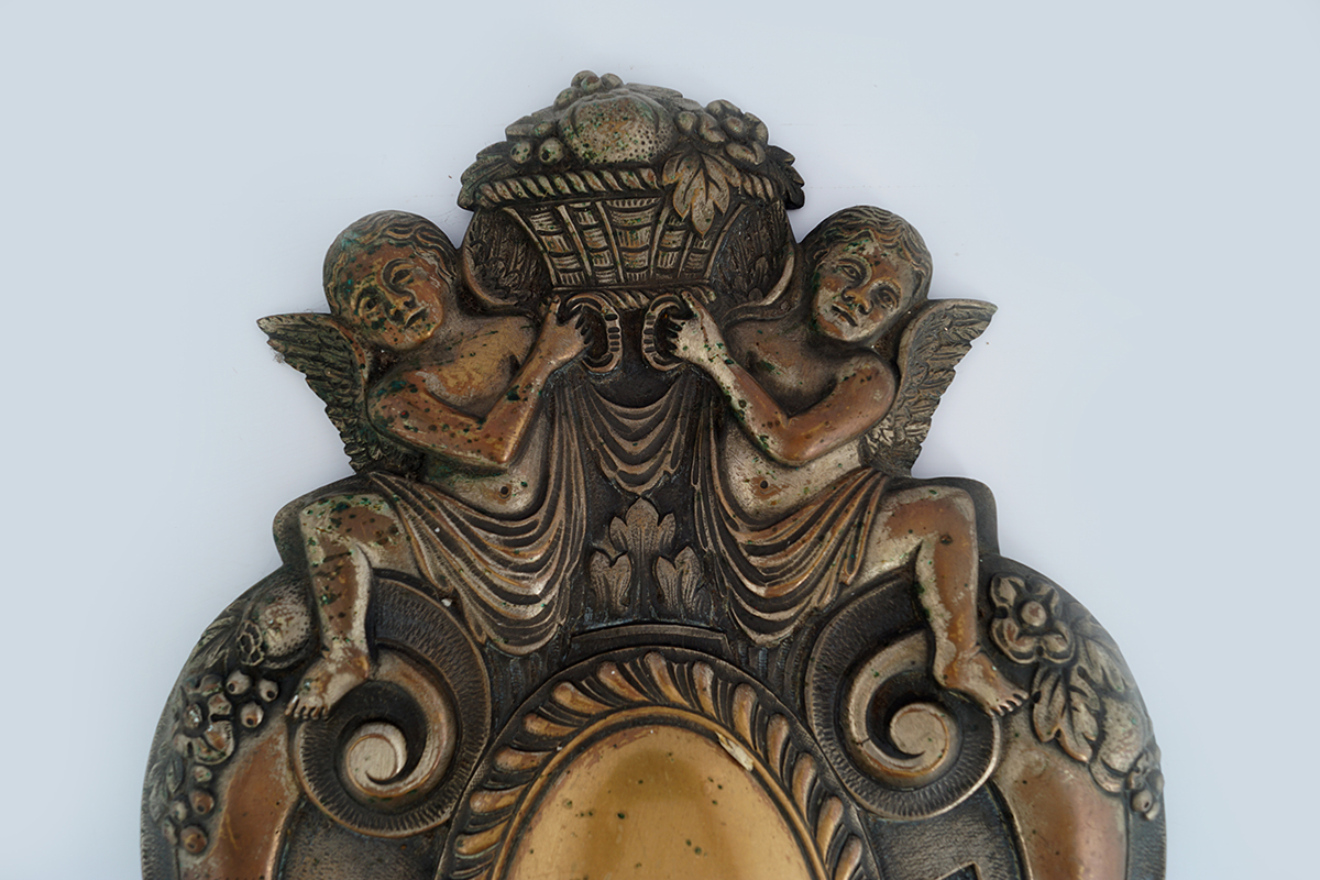 19TH-CENTURY CHERUB MOUNTED ARMORIAL WALL LIGHT - Image 2 of 2