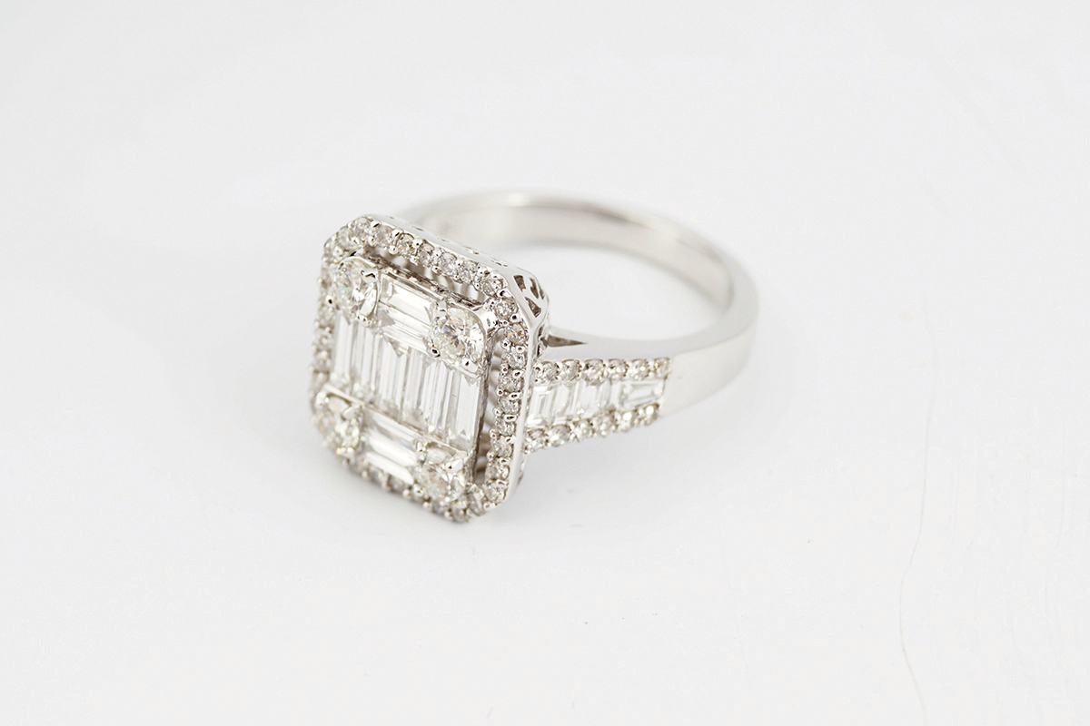 18 CT. WHITE GOLD BAGUETTE DIAMOND RING