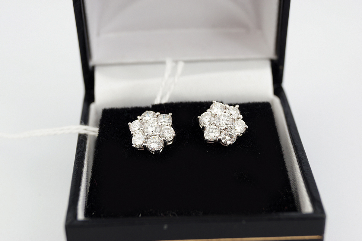 18 CT. WHITE GOLD DIAMOND EARRINGS - Image 2 of 2