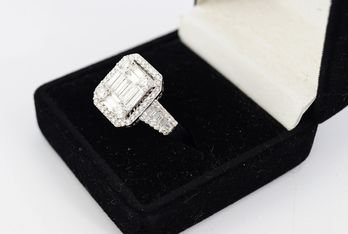 18 CT. WHITE GOLD BAGUETTE DIAMOND RING - Image 3 of 4