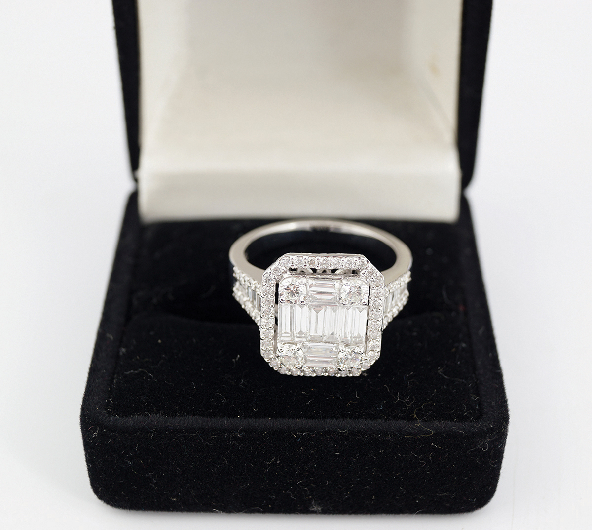 18 CT. WHITE GOLD BAGUETTE DIAMOND RING - Image 4 of 4