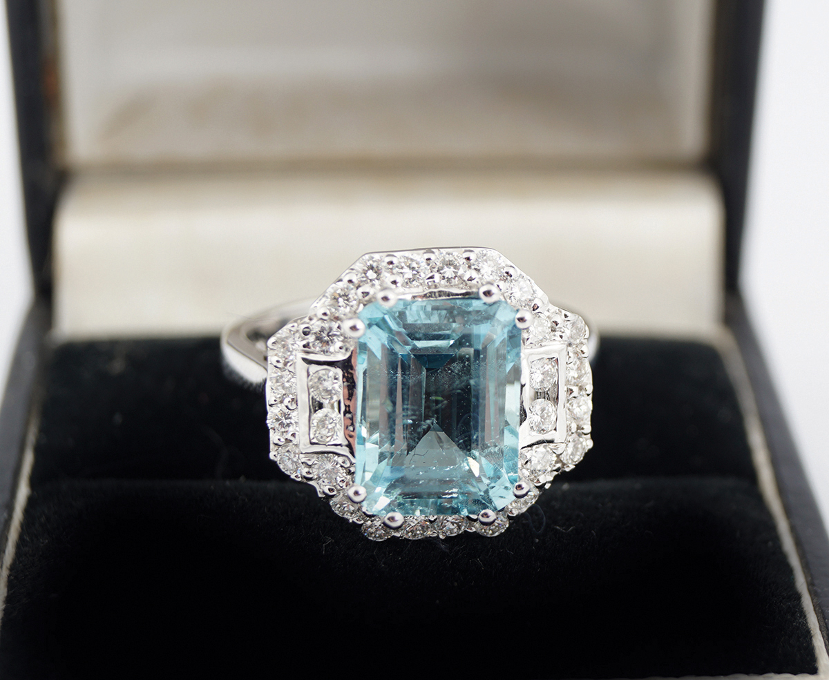 18 CT. WHITE GOLD AQUAMARINE AND DIAMOND RING - Image 2 of 2