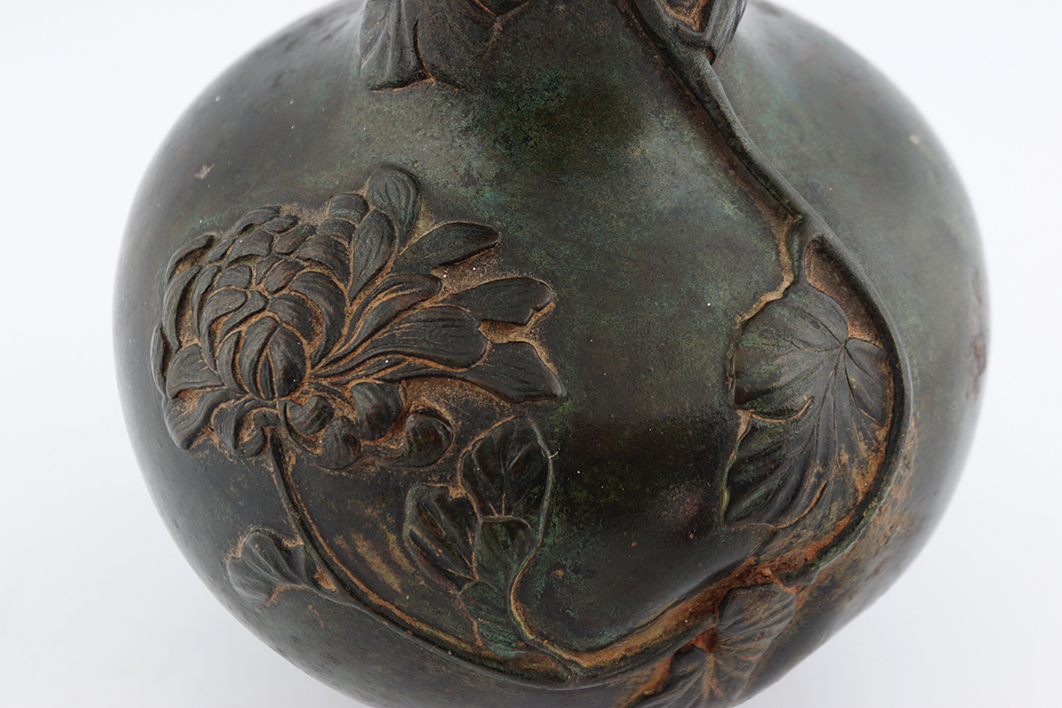 18TH-CENTURY CHINESE BRONZE BOTTLE SHAPED VASE - Image 3 of 6