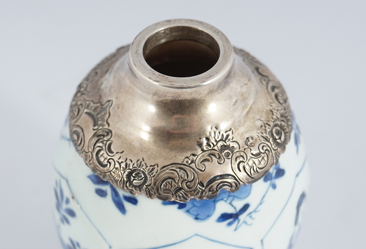 CHINESE QING BLUE AND WHITE VASE - Image 2 of 4