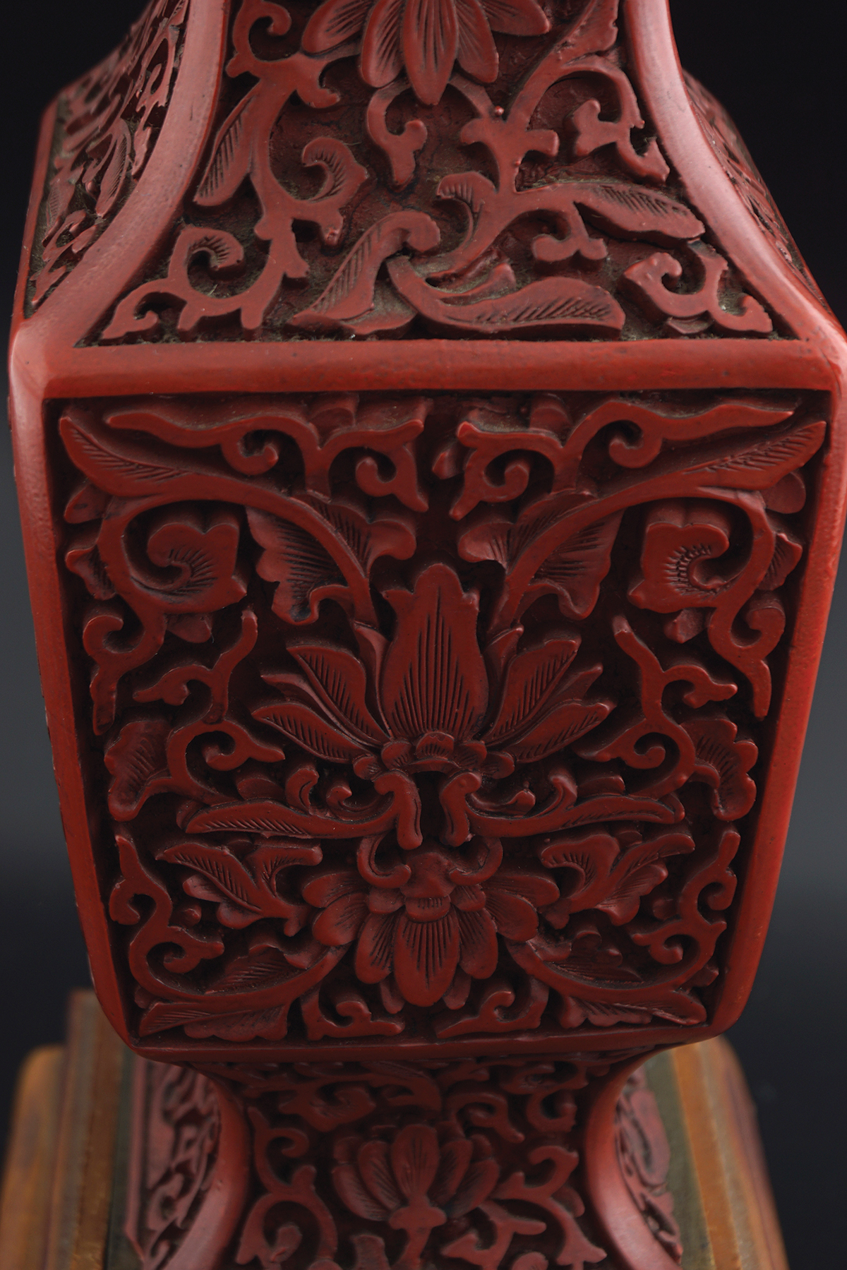 CHINESE QING PERIOD CINNABAR LACQUERED VASE - Image 2 of 6