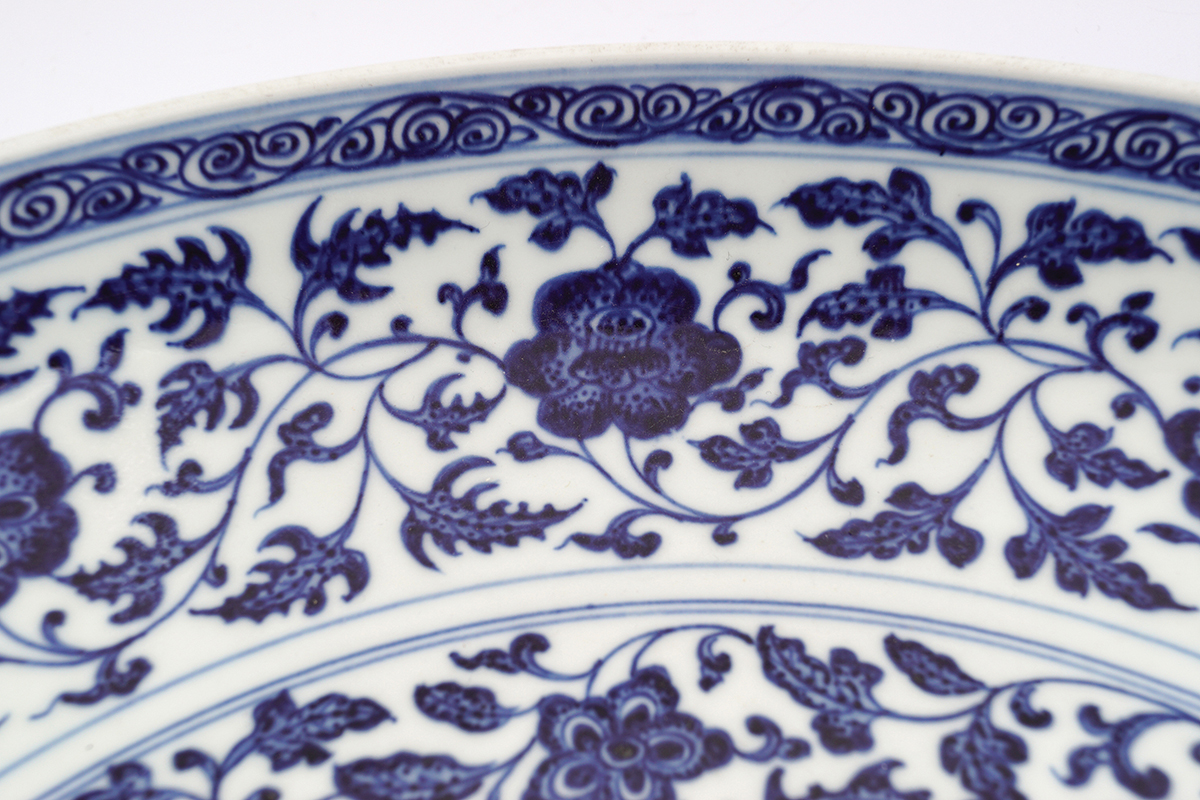 CHINESE QING PERIOD BLUE AND WHITE CHARGER - Image 4 of 7