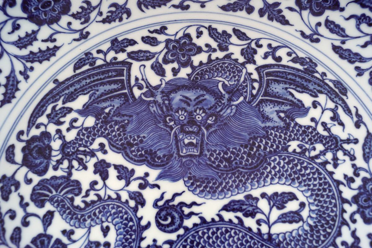 CHINESE QING PERIOD BLUE AND WHITE CHARGER - Image 2 of 7