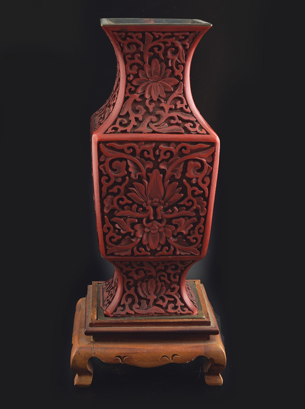 CHINESE QING PERIOD CINNABAR LACQUERED VASE