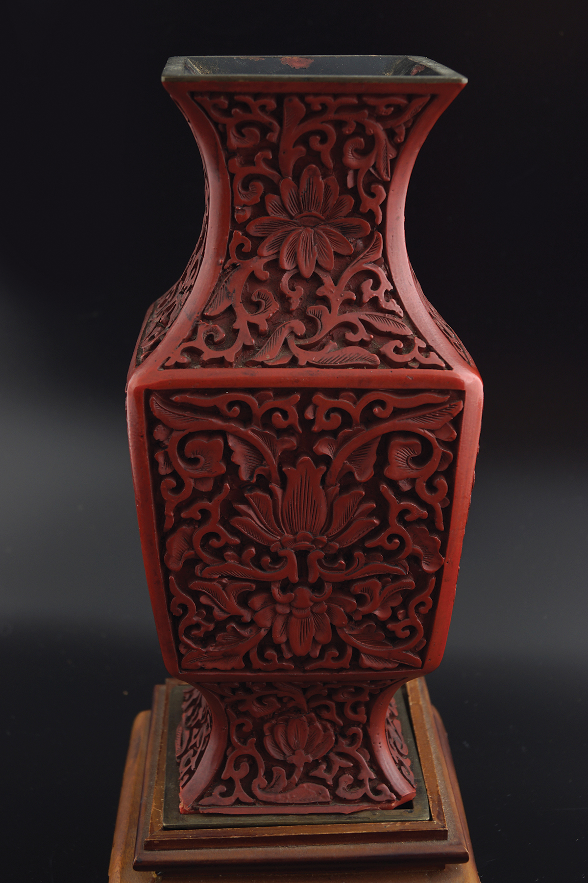 CHINESE QING PERIOD CINNABAR LACQUERED VASE - Image 5 of 6
