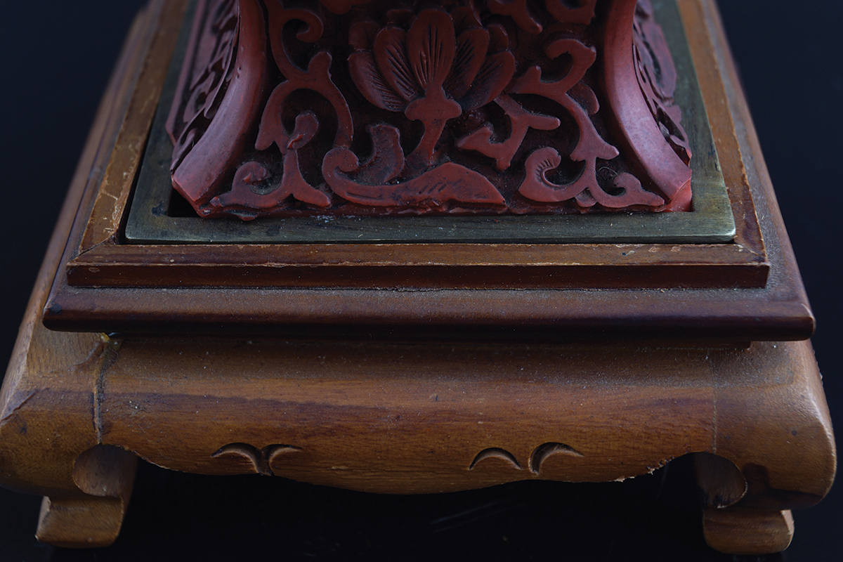 CHINESE QING PERIOD CINNABAR LACQUERED VASE - Image 4 of 6