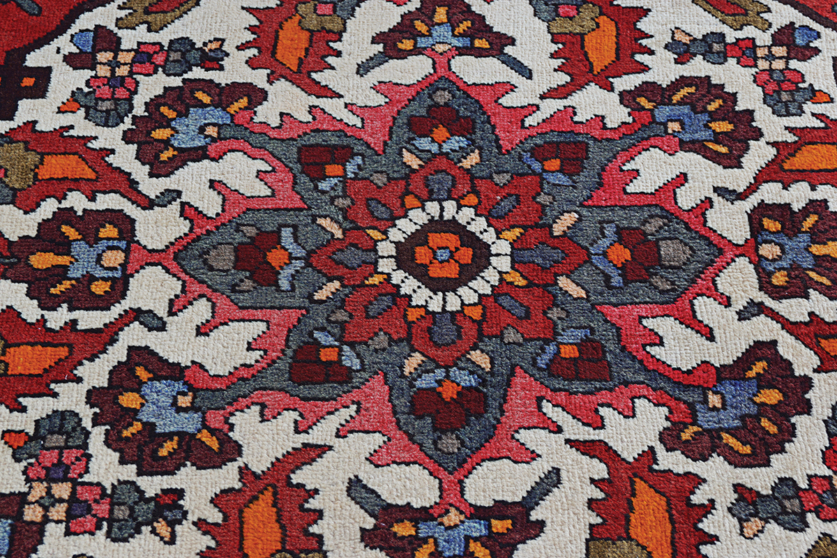 20TH CENTURY BAKHTIAR WEST PERSIAN CARPET - Image 2 of 7