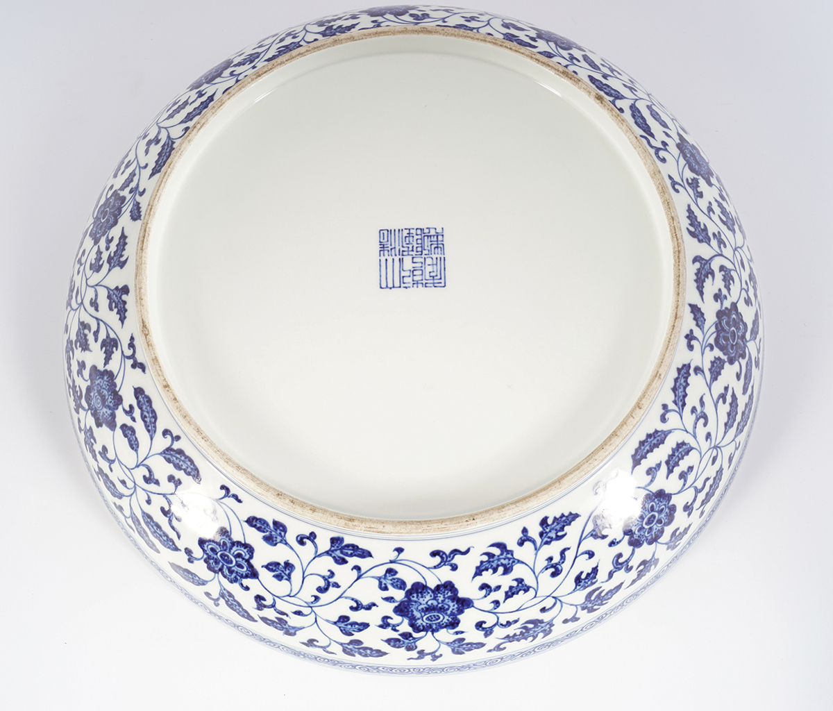 CHINESE QING PERIOD BLUE AND WHITE CHARGER - Image 6 of 7