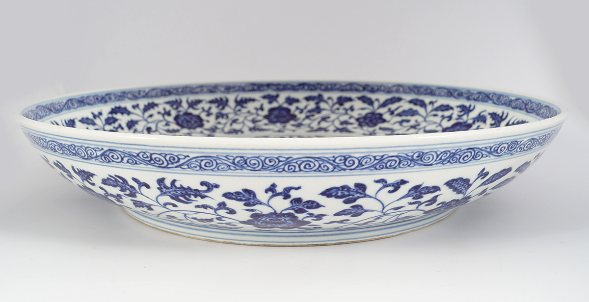 CHINESE QING PERIOD BLUE AND WHITE CHARGER - Image 5 of 7