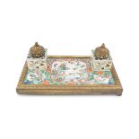 CHINESE FAMILLE VERTE PORCELAIN PEN & INK STAND